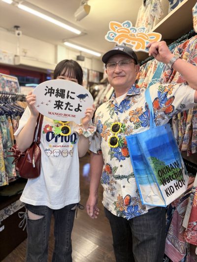 懐かしのマンゴー柄かりゆしウェアを着てのご来店🥭🌺記念にハイシーサー