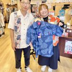 マンゴハウス常連のお客様が新作かりゆしウェアを求めてへご来店〜!1