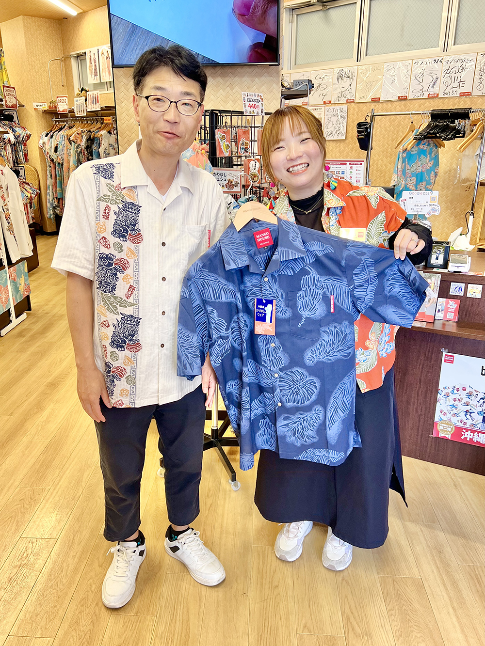 マンゴハウス常連のお客様が新作かりゆしウェアを求めてへご来店〜！