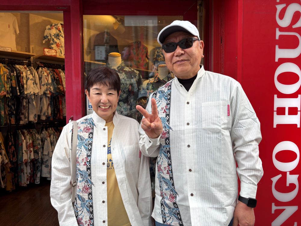 【長袖かりゆしウェアを夫婦で仲良くペルック😎お店の前でハイシーサー📷✨】