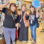 マンゴハウスのかりゆしウェアを楽しく選んでくれたお客様と記念写真♪
