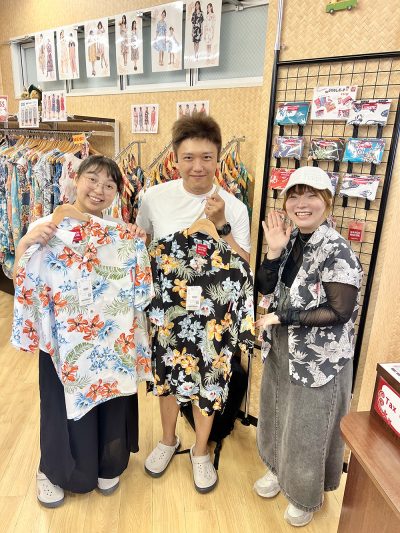 海外からお越しのお客様がマンゴハウスでかりゆしウェアを購入1