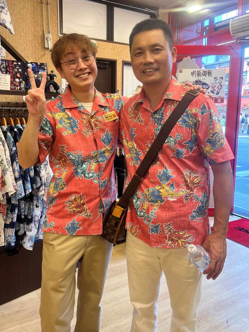 マンゴハウスの欲張りデザインかりゆしウェアを着用して遊びに来てくださったお客様✨🏝️🌈🌺