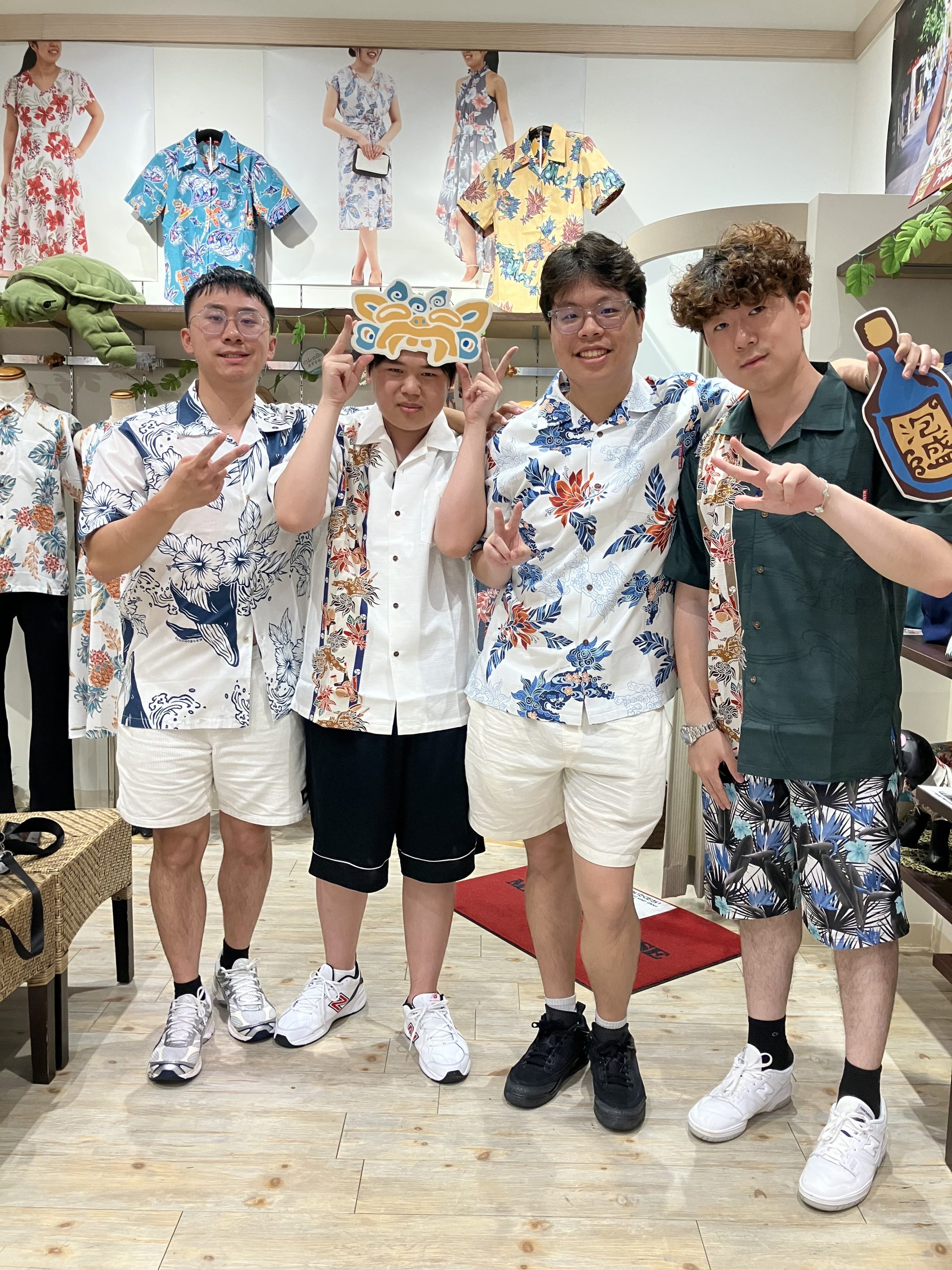 海外からのお客様ご来店ご友人同士で楽しくご試着帰りの際もそのまま着て行かれていました