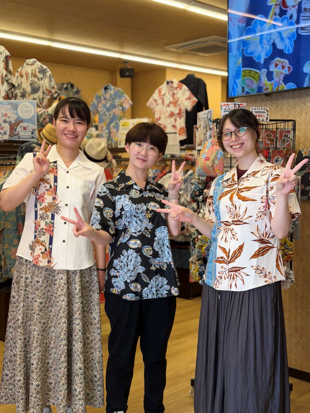 沖縄旅行の記念に、それぞれお気に入りのかりゆしウェアを選び、早速お着替え✨🏝️🌈🌺