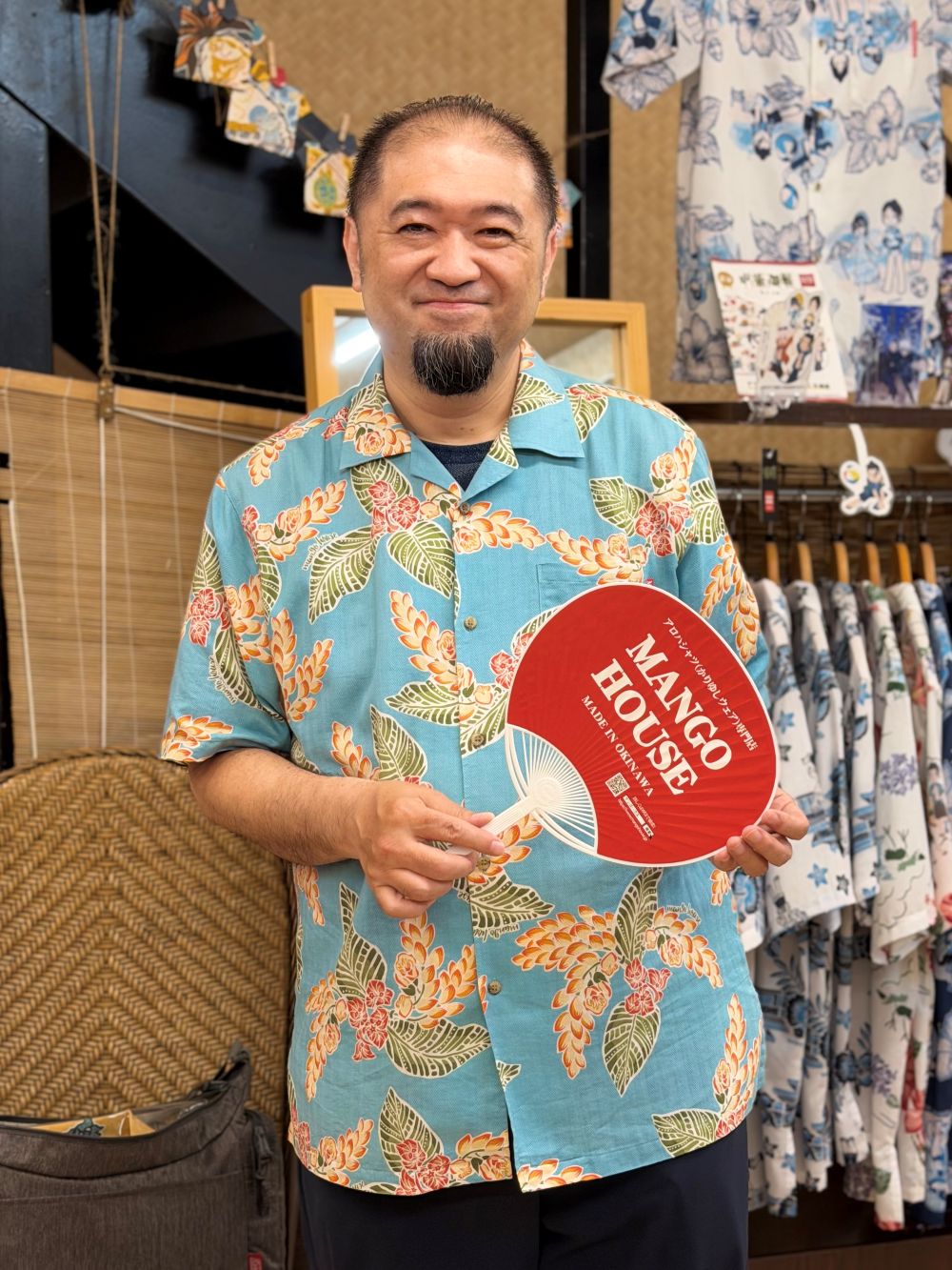 マンゴハウス常連のお客様、今年もお気に入りのかりゆしウェアを選んでくださいました✨🏝️🌈🌺