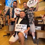 海外からのお客様かりゆしウェアを着て記念撮影♪