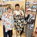 海外からお越しのお客様がマンゴハウスでかりゆしウェアを購入1