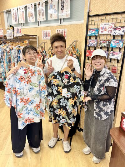 海外からお越しのお客様がマンゴハウスでかりゆしウェアを購入1