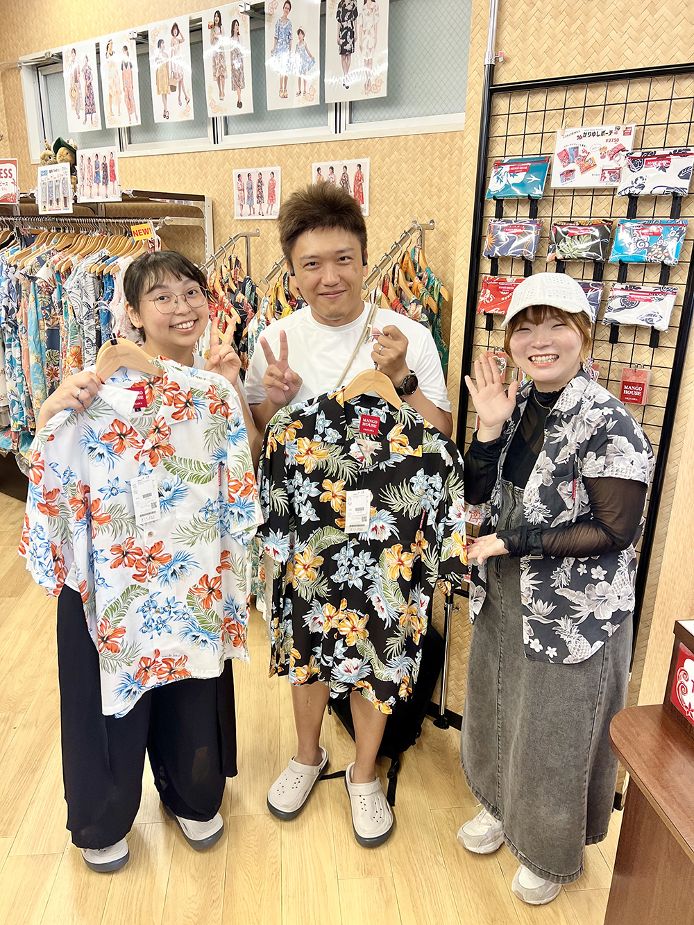 海外からお越しのお客様がマンゴハウスでかりゆしウェアを購入してくれました♪