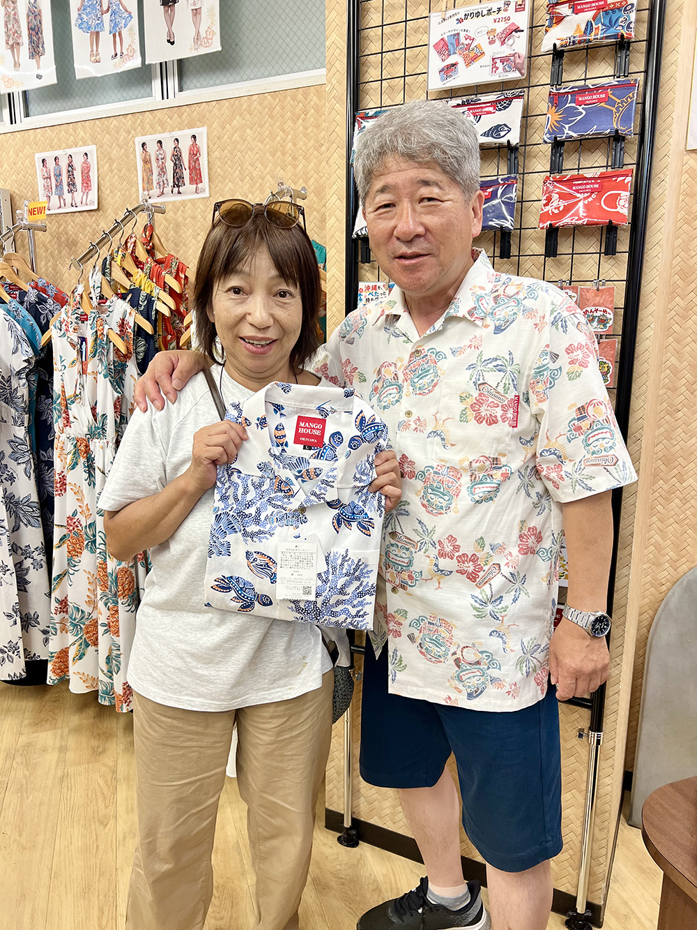 沖縄旅行でウミガメを見た記念にウミガメの描かれたかりゆしウェアを購入！