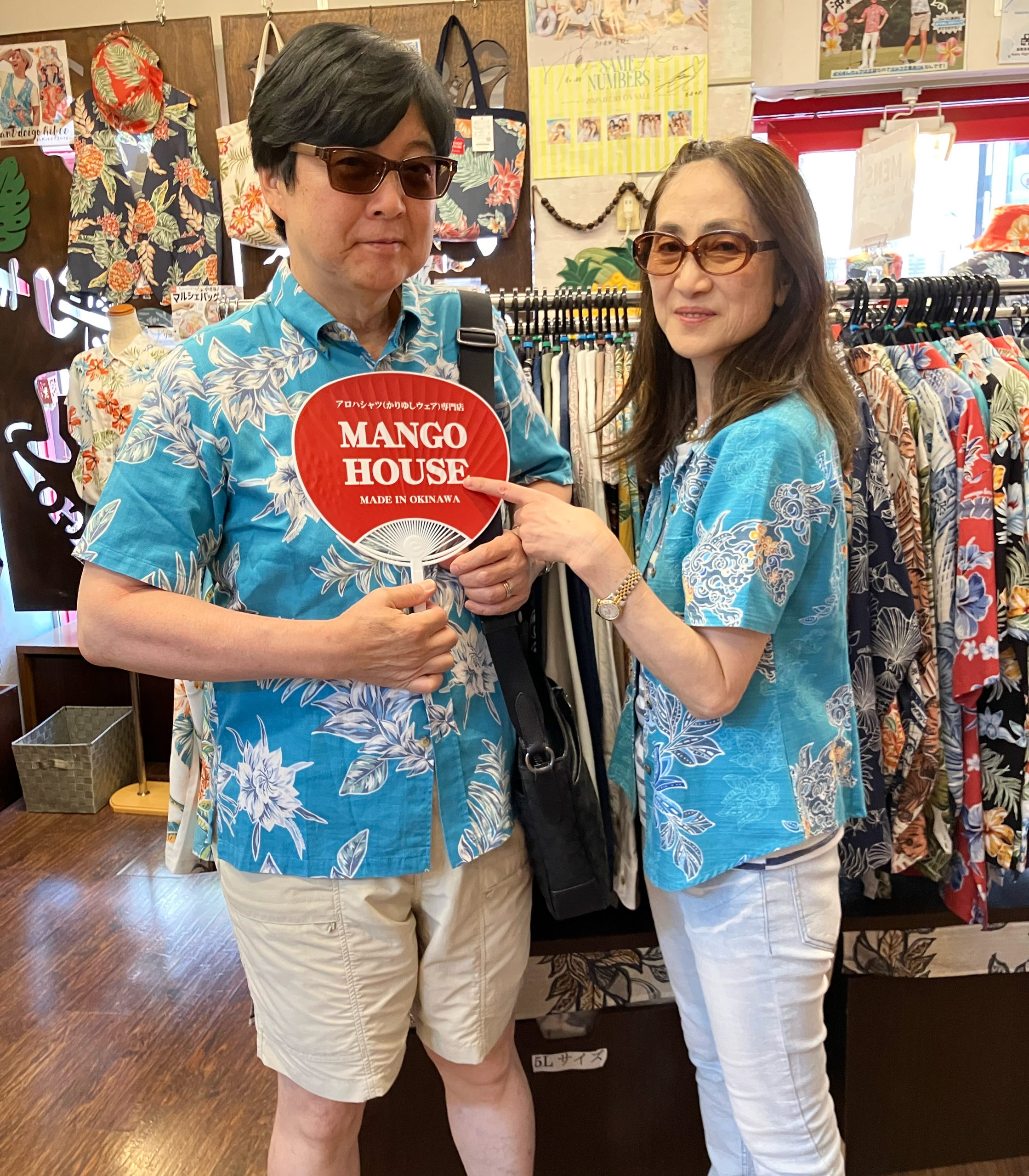 同じカラーのシャツをペアルック風に👚沖縄好きのご夫婦