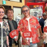 【岡山県からお越しのお客様！マンゴハウスかりゆしウェアを着て社員旅行を満喫♪】