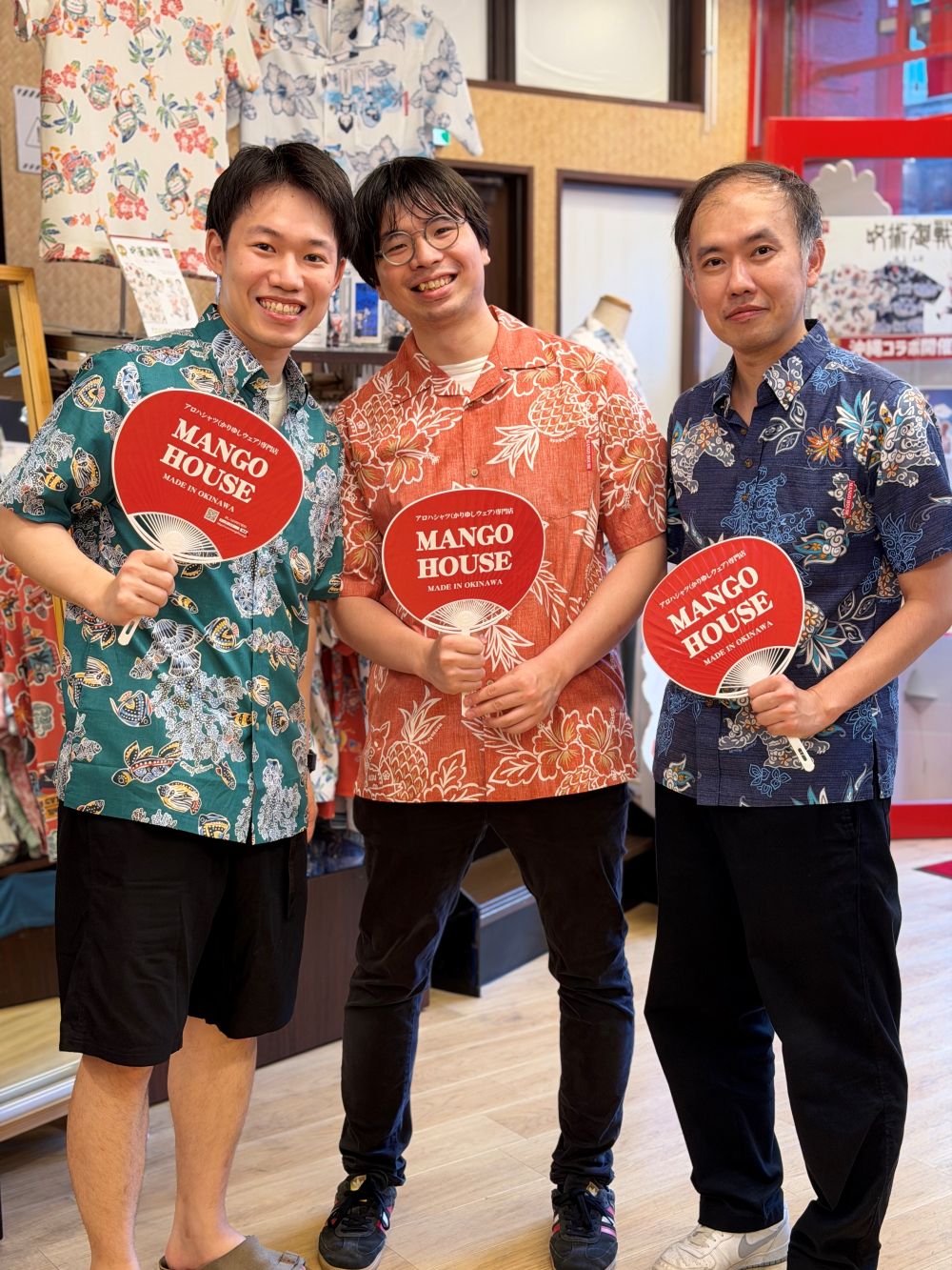 マンゴハウスの明るいかりゆしウェアを着て、笑顔が絶えないお客様✨🏝️🌈🌺