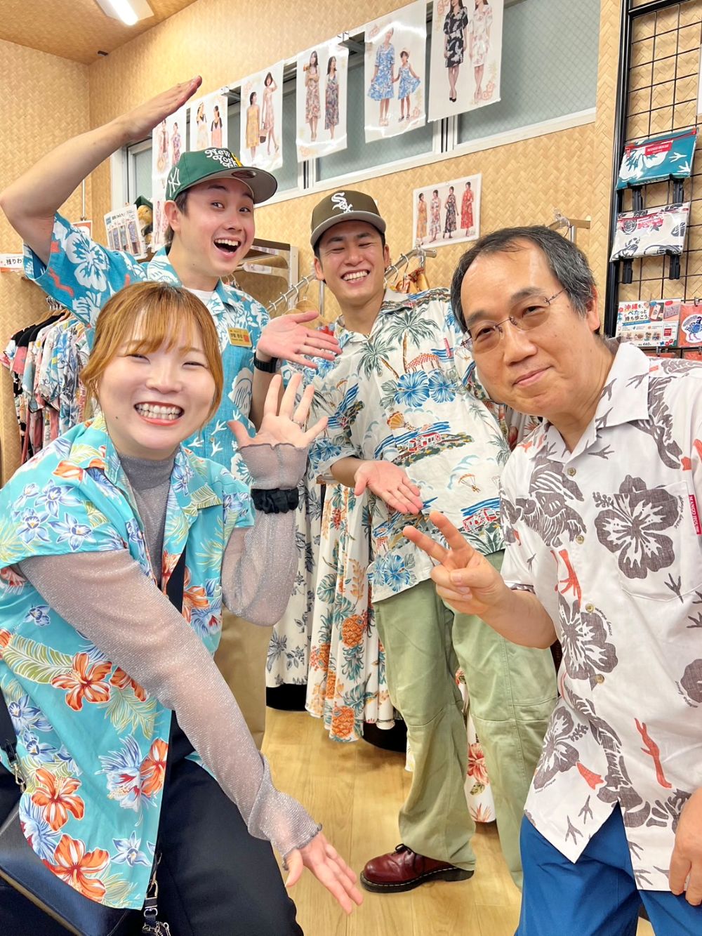 マンゴハウス常連様が、前回お選びいただいたヤンバルクイナ柄かりゆしウェアを着てご来店！🌈🏝️✨