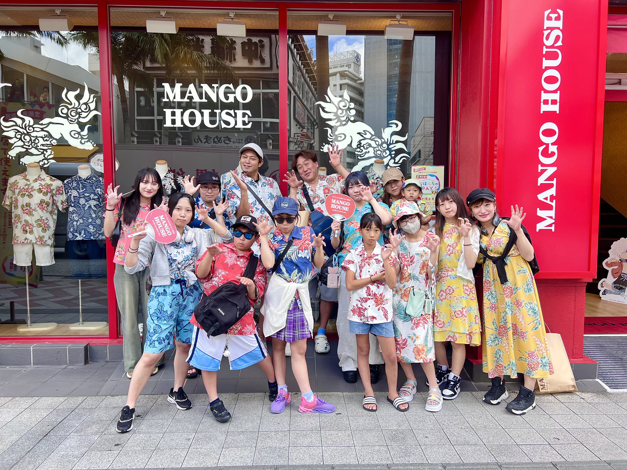 親族みんなでかりゆしウェアにお着替え♪沖縄旅行の思い出にマンゴハウスへ