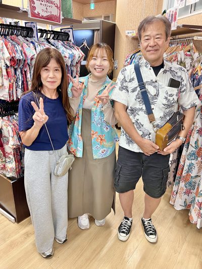 石垣島で着るかりゆしウェアをマンゴハウスで購入2