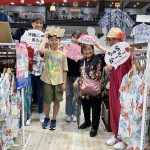 県外からリピーター様以前お買上げいただいたシャツを着てご来店、今年もお気に入りのデザインを発見✨