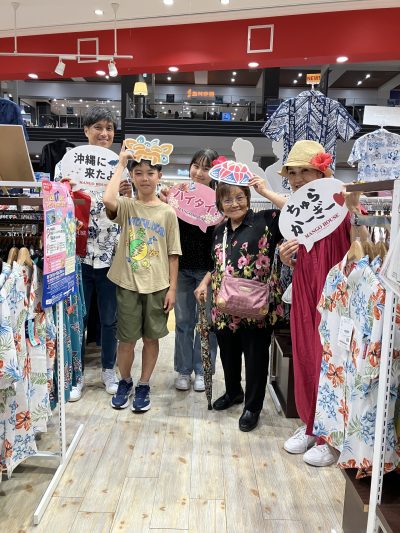 県外からリピーター様以前お買上げいただいたシャツを着てご来店、今年もお気に入りのデザインを発見✨