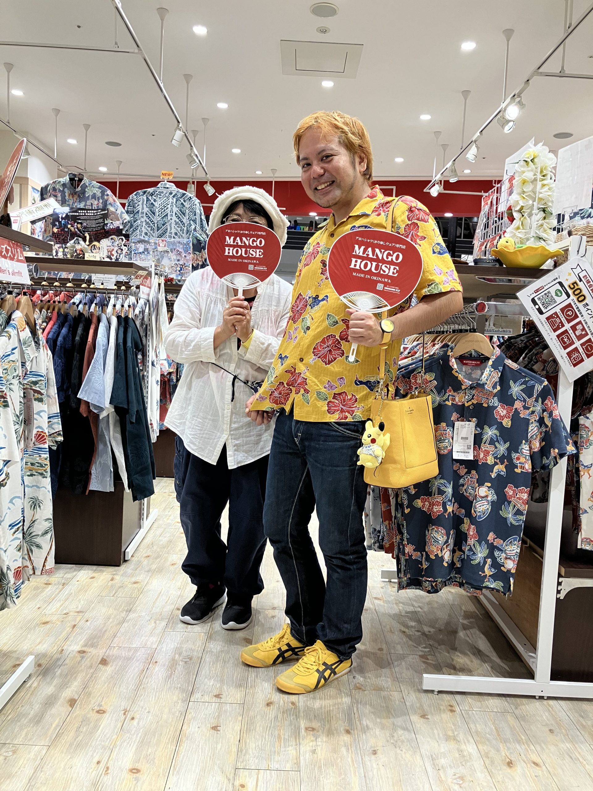 リピーター様親子でご来店人気で完売になったシャツを着ていましたね相変わらず黄色がとてもお似合い