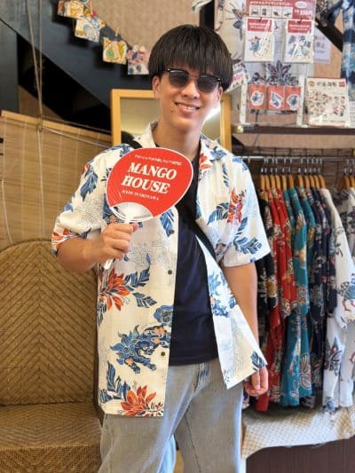 京都からのお客様、マンゴハウス人気ナンバーワンのかりゆしウェアを纏う!
