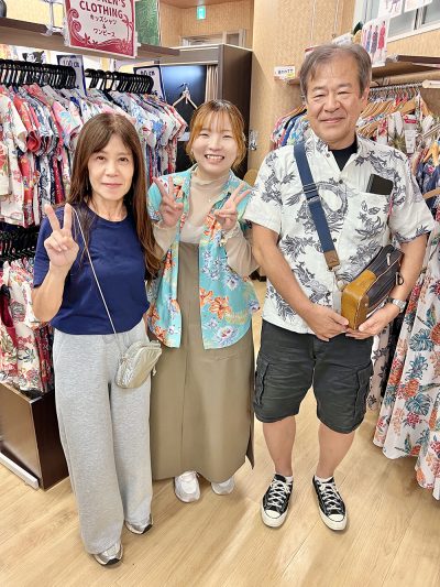 石垣島で着るかりゆしウェアをマンゴハウスで購入1