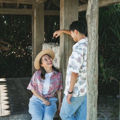 自然体で素敵な夫婦のかりゆしウェアコーデ!