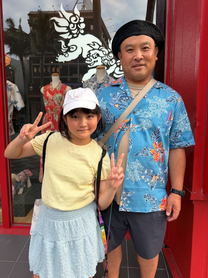 寿ゆいまーるシーサー柄のかりゆしウェアに早速お着替えして、ご家族揃って再度ご来店されたお客様✨🏝️🌈🌺