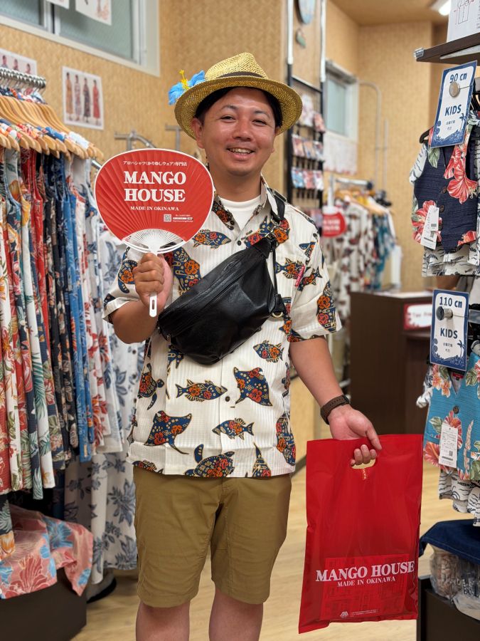 お気に入りのジンベエザメ柄を見つけて、早速かりゆしウェアにお着替えされたお客様✨🏝️🌈🌺