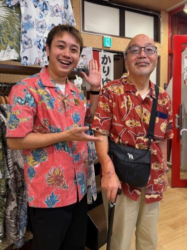 懐かしのお魚柄かりゆしウェア着用でデザイナーと記念撮影♪