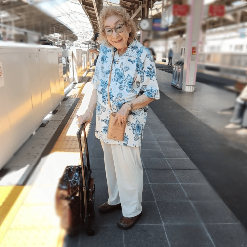 ご友人とのランチに涼しげに かりゆしウェアでお出かけスタイル