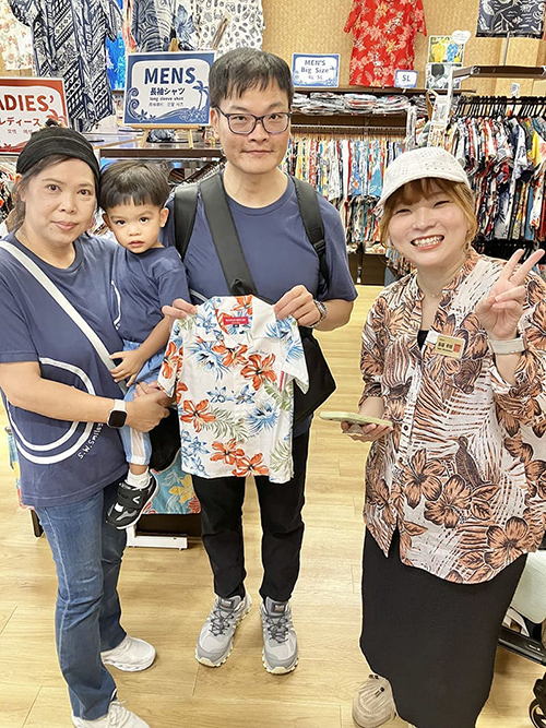 台湾からご家族でご来店♪家族お揃いのかりゆしウェアで沖縄旅行の思い出