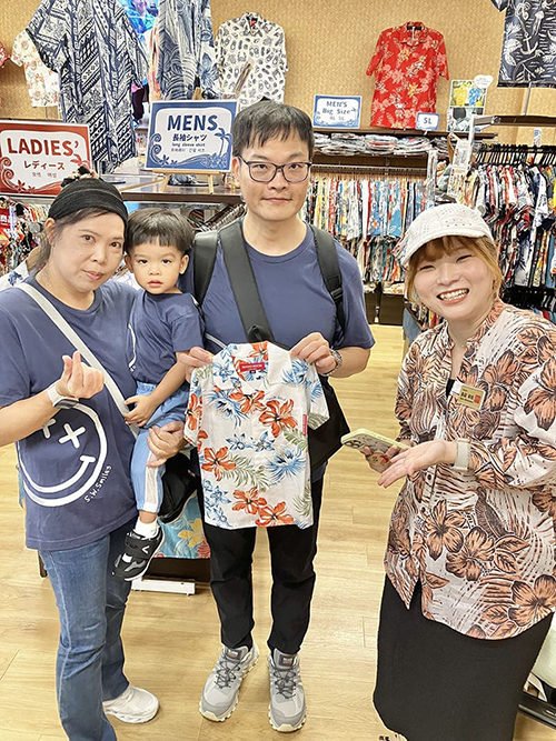かりゆしウェアのデザインニライカナイハイビーデザイナーとご購入した台湾家族との記念写真