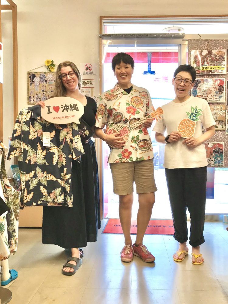笑顔が素敵なお客様方沖縄感満載のかりゆしウェアお買い上げ！