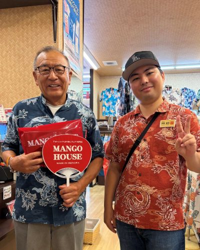 熊本県からお越しのリピーター様‼️🐉🌺 今回は、以前ご購入いただいたドラゴン柄のかりゆしウェアを着てご来店してくださいました!😆✨ なんと、かりゆしウェアは半袖・長袖の両方をお持ちとのこと!👕💕 いつもご愛用いただき、本当にありがとうございます🥰 今回は「熊本に帰ってからだと寒いので、地元でも着られるように!」と、長袖のボーダー柄をお選びいただきました!沖縄だけでなく、熊本でもかりゆしウェアを楽しんでいただけるなんて、とても嬉しいですね!🌺 さらに今回は、スタッフとも一緒に記念撮影!📸✨ なんと偶然にも、スタッフと同じドラゴン柄を着ていたんです!🐉😆 思いがけないお揃いコーデに、記念の一枚をパシャリ!🥰 こうしてお気に入りのかりゆしウェアを着て、また遊びに来ていただけることが、スタッフにとって何より嬉しいです☺️💕 今回お選びいただいた長袖のボーダー柄も、ぜひ熊本でたくさん着てくださいね!✨ また沖縄へお越しの際は、ぜひマンゴハウスへ遊びにいらしてください!🏝️🌈 ご来店、誠にありがとうございました!🌺