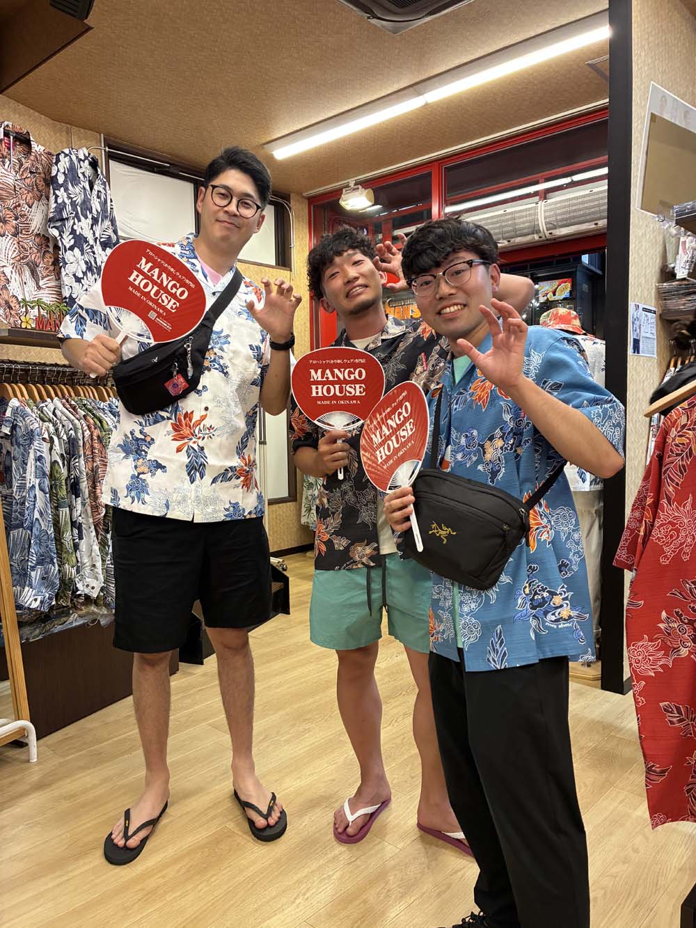 【色違いコーデが素敵な3人組のお客様】
