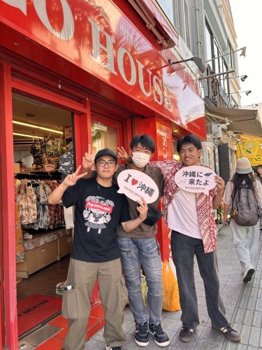 修学旅行でお越しのお客様🌺シーサー柄のかりゆしウェアをゲット✨