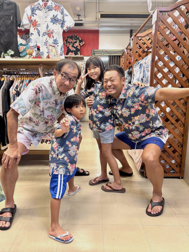 お孫さんとおそろいで、懐かしいヤンバルクイナ柄を着てご来店！
