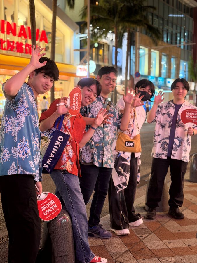 夜の国際通りをマンゴハウスのかりゆしウェアを着用して散策♪