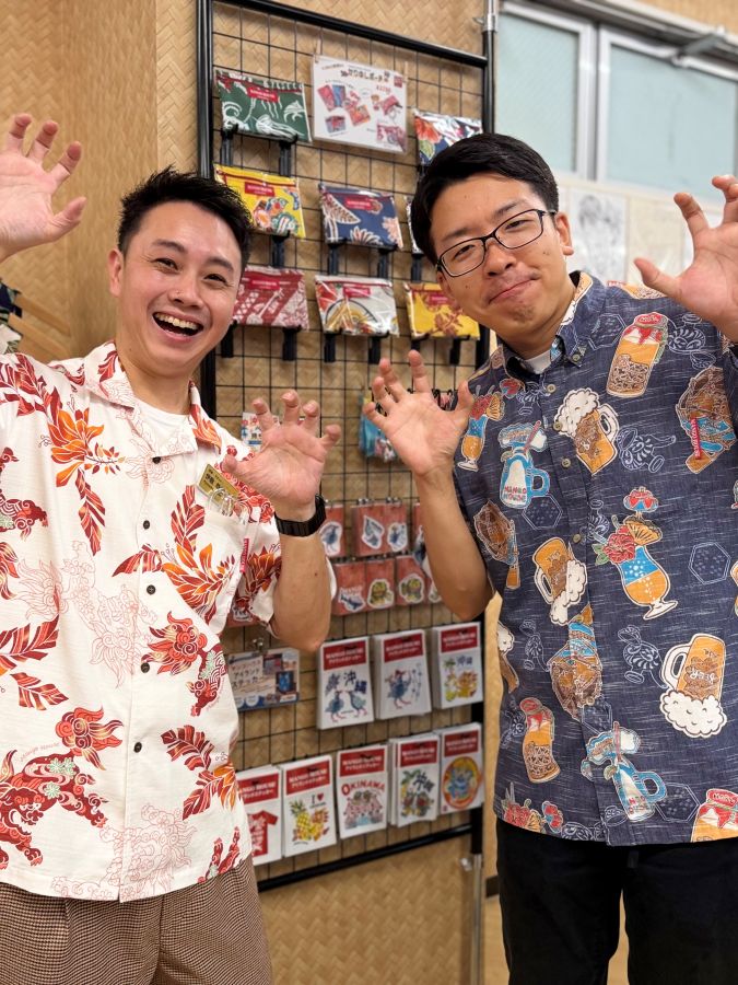 とってもユニークなお酒柄のかりゆしウェアを着用されてデザイナー本人と記念撮影♪🌺✨