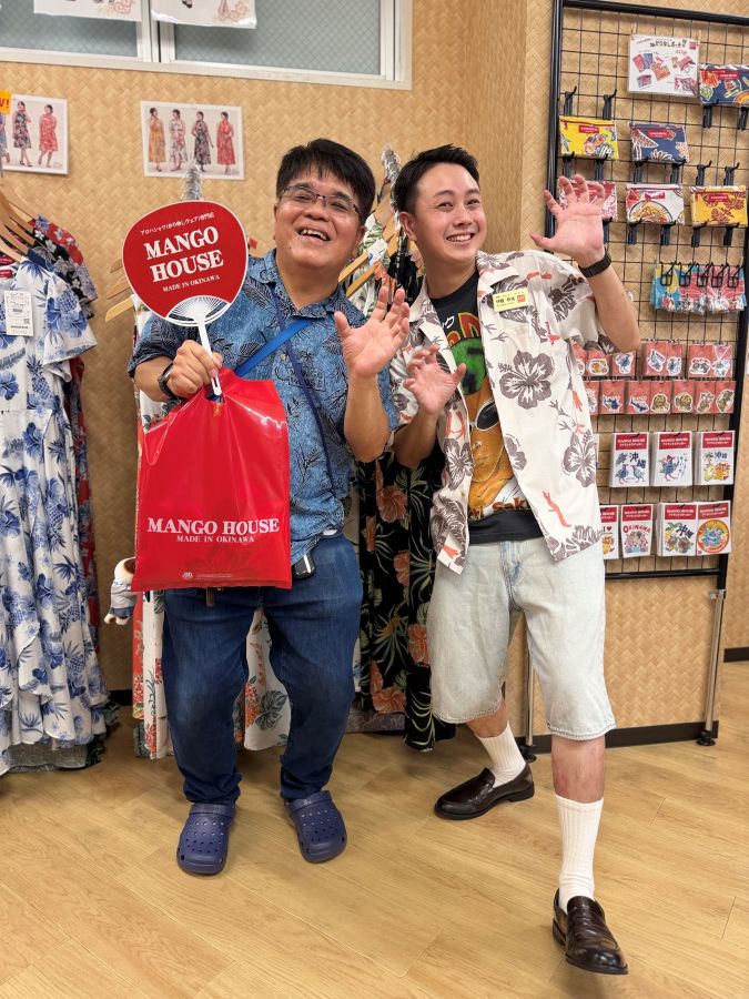 沖縄エブリデイゴ柄のかりゆしウェアを着こなしてご来店の常連さま♪🌺✨