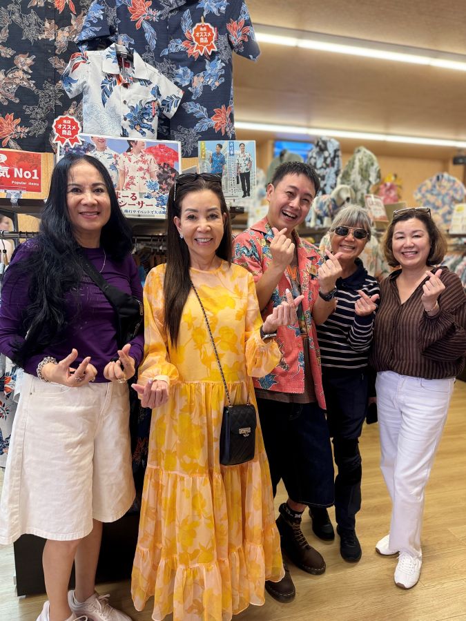 デザイナーから選んだかりゆしウェアを気に入ってくださり、デザイナーと記念撮影🌺
