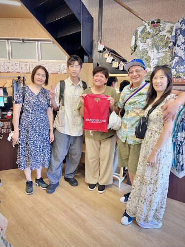 マンゴハウスでかりゆしウェアを選ぶ海外からのお客様