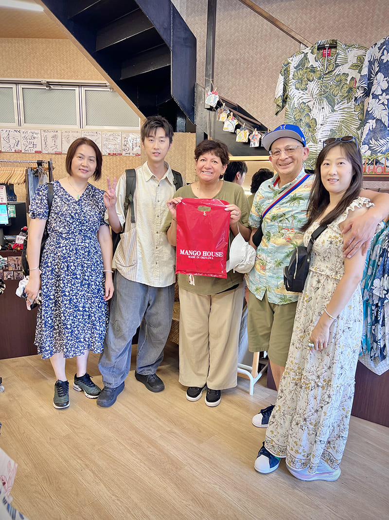 海外からのお客様♪人気No.1のかりゆしウェアをプレゼントに