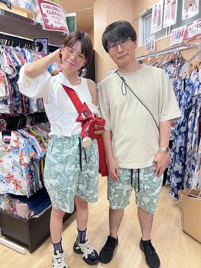 ウミガメマリンのハーフパンツをお揃いで着用するお客様