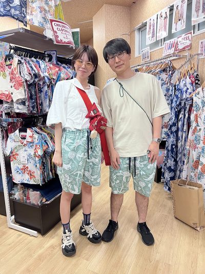 お揃いのハーフパンツで沖縄観光を楽しむお客様